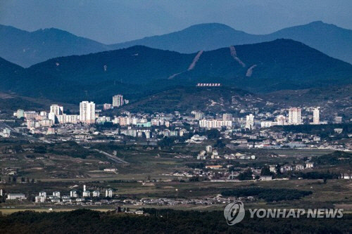 9·19 평양공동선언 2주년을 앞둔 18일 경기도 파주시 접경지역에서 바라본 북한 개성시 일대가 고요하다. <파주=연합뉴스>